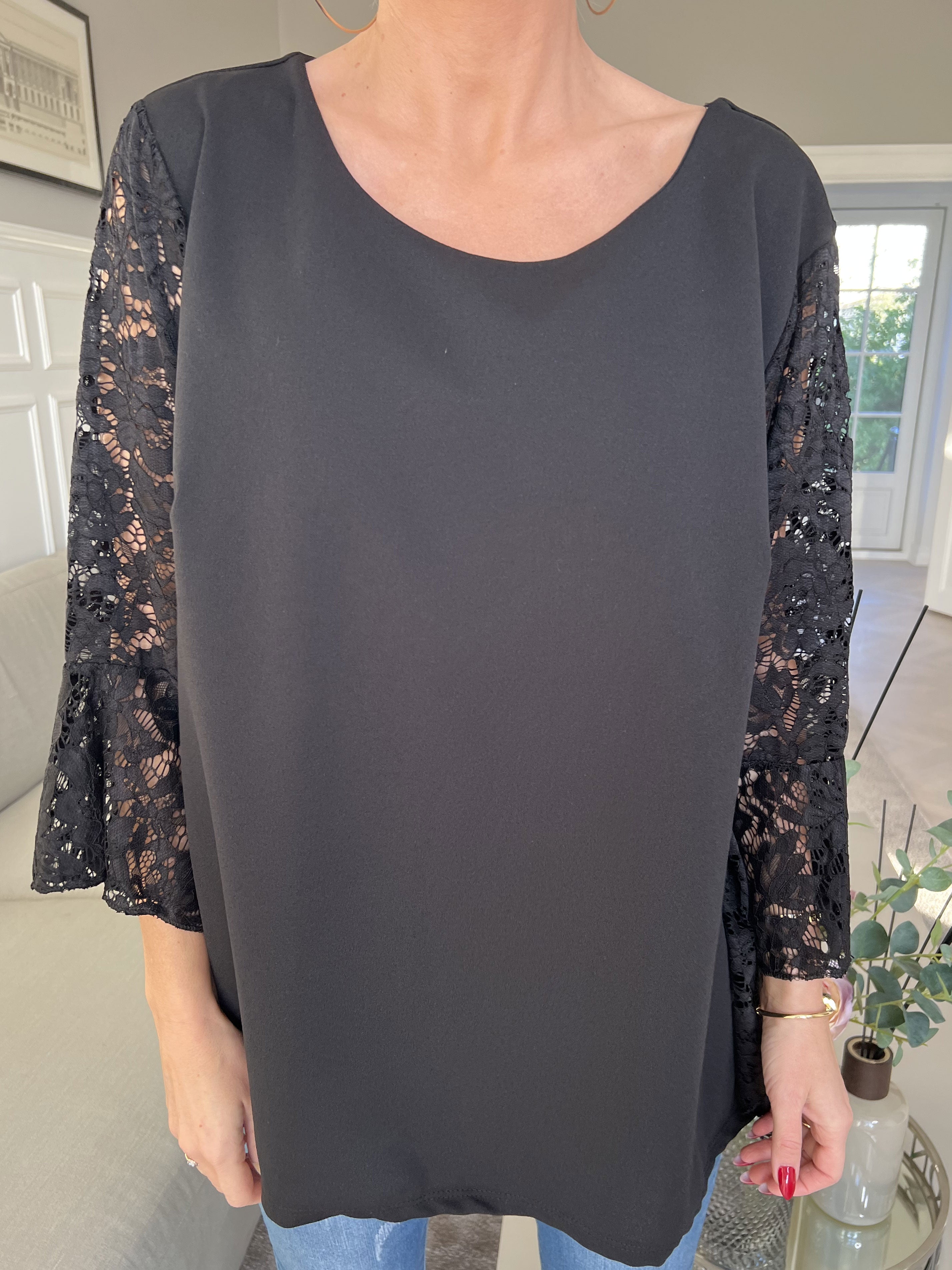 Nesia - Feminin bluse med fine blondeærmer